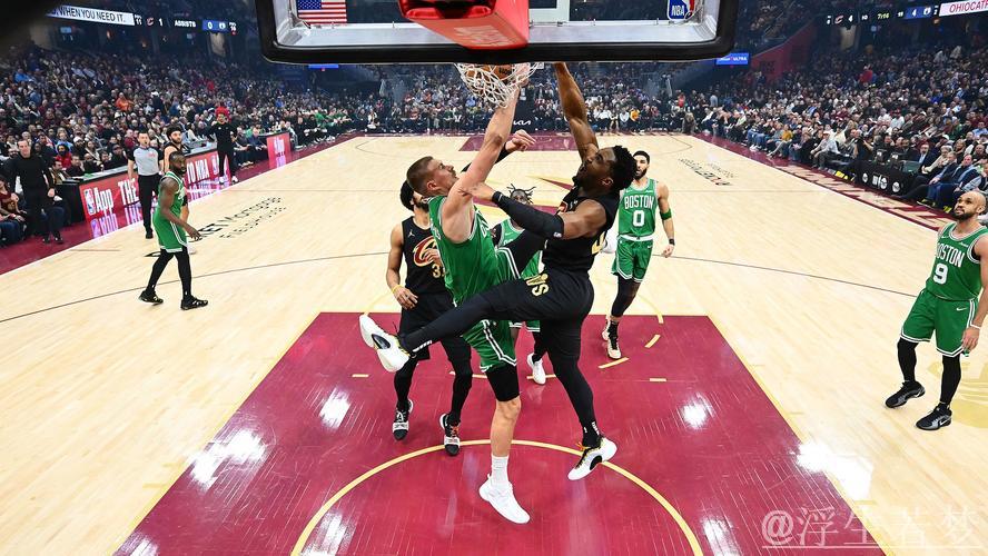 阿伦在米切尔助攻下空中接力扣篮领衔29日NBA五佳球